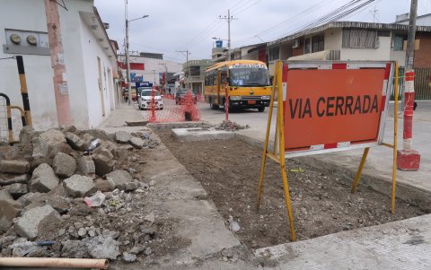 Sector. En un tramo de calzada de la calle César Borja Lavayen, al conectarse con la avenida Benjamín Carrión, en la sexta etapa de la Alborada, se observa tierra y piedras cercadas apenas con una red.