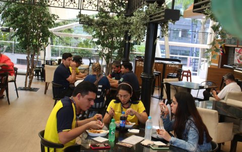 Centro. Un grupo de personas almuerza en el Mercado del Río.