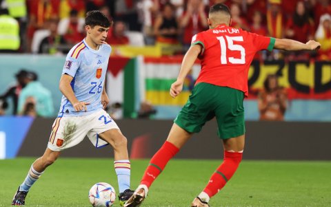 Pedri en una de las acciones de la clasificación europea de la selección española.