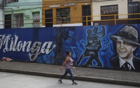 Cotidianidad. Una estampa popular en Medellín, una ciudad vinculada con el tango y con Carlos Gardel.