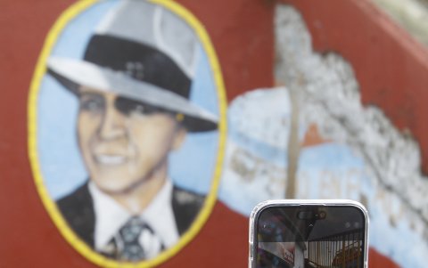 De paso. El retrato del ícono del tango a la entrada a la Casa Gardeliana, en el barrio Manrique.