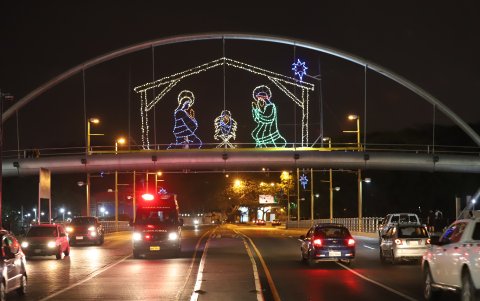 Avenidas. En el paso del malecón del Salado, un nacimiento gigante recibe a quienes van por la avenida 9 de Octubre.