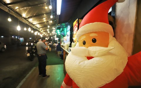 La Saiba. En la calle Dolores Sucre y José de la Cuadra también viven la época con adornos como Papá Noel.