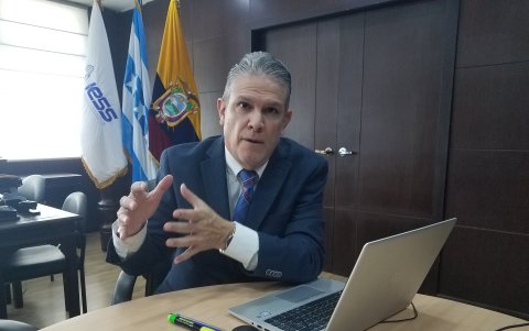 Enrique Fócil es abogado con experticia en contratación pública