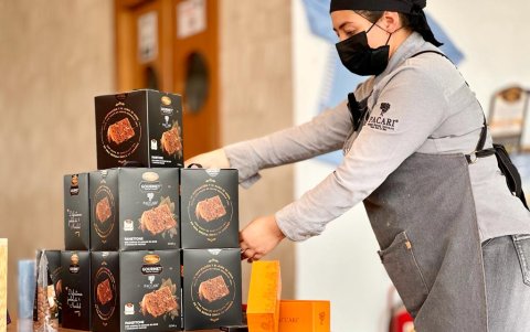 Tienda.- Una persona organiza los panes de pascua de chocolate de la marca Pacari.