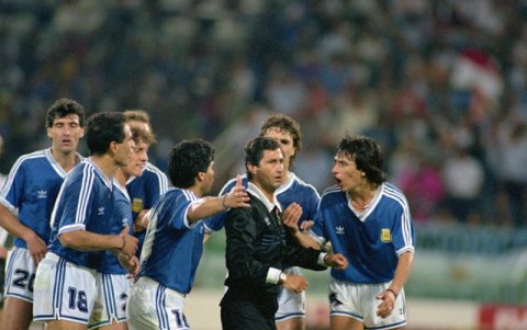 El exjuez Edgardo Codesal (c) es asediado por Diego Maradona tras sancionar el penalti a favor de Alemania.