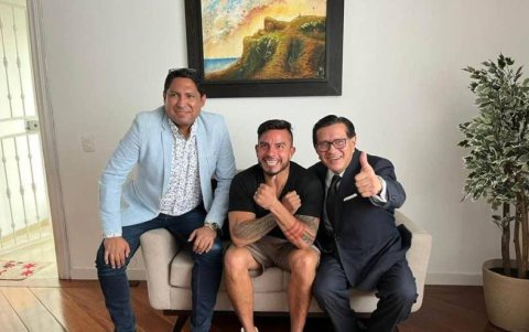 Daniel Salcedo (c) tras salir de la cárcel 4 de Quito.