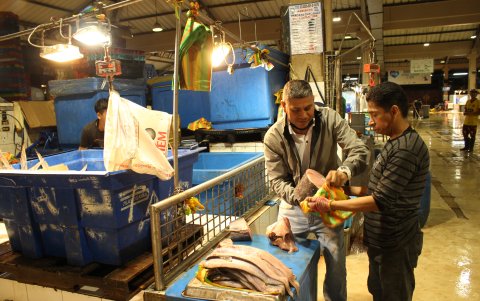 Los comerciantes trabajan arduamente gran parte del día