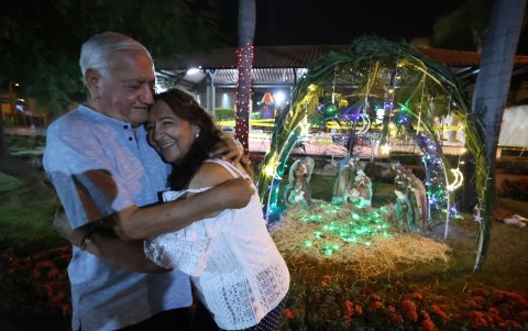 Festividad. Las familias disfrutan de ver sus barrios y ciudadelas adornadas con pesebres y luces navideñas.