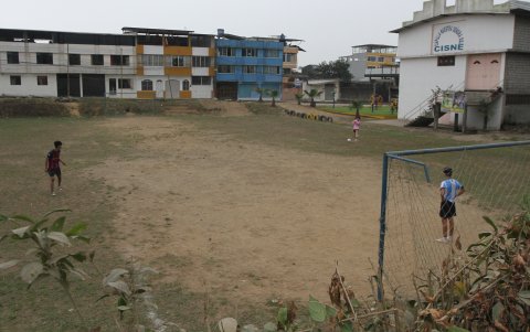 Jhon Cuaspud (i) y Leonel Moreira (d) en la cancha del Hueco, donde Moi jugó de niño.