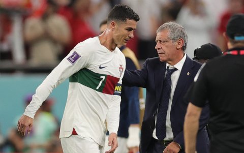 Cristiano Ronaldo (i) y el técnico Fernando Santos, tras el duelo ante Marruecos, donde Portugal fue eliminado del Mundial.