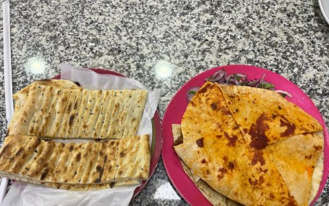 Al pan turco recién horneado, acompañado de una parrillada mixta con masa de shawarma sazonada, se lo denomina Mixed Grill.