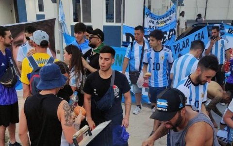 Los hinchas argentinos acomtumbran compartir sus tradicionales asados.