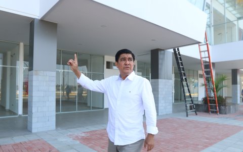 El alcalde es además máster en gerencia en salud para el desarrollo local. En 1988 fundó la Clínica San Francisco, en Daule. Fue concejal y jefe político del cantón en 2014 y 2015.