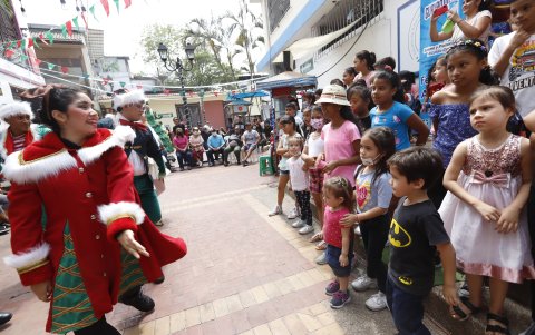 Bailes. Un cuerpo de baile puso la alegría en el show navideño. Los infantes fueron los más emocionados.