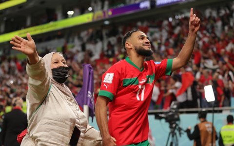 Tras vencer a Portugal, Sofiane Boufal bailó con su mamá.