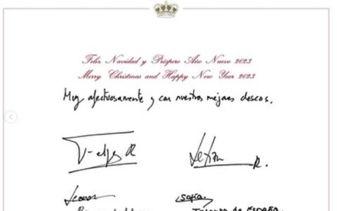 En la tarjeta se puede apreciar la leyenda escrita por los reyes y firmada por ellos y sus hijas.