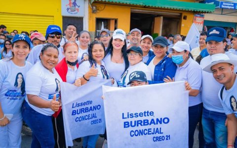 La esposa del alcalde de Dalton Narváez, Lissette Burbano (c), rodeada por quienes serían empleados del Cabildo de Durán en un mitin político.