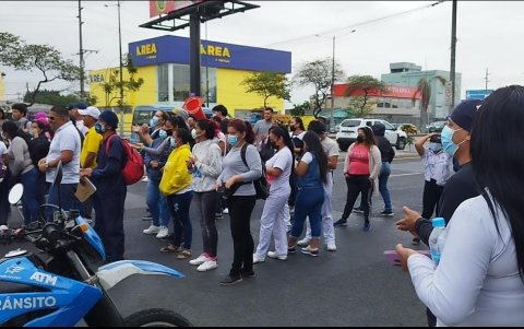 Los trabajadores de Turbo Limpieza dicen que llevan tres meses sin recibir sus sueldos y acusan al hospital.