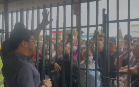 La captura de pantalla de un vídeo muestra al gerente del hospital, Francisco Pérez, explicando la causa de la demora del pago, la cual atribuye a la propia contratista.