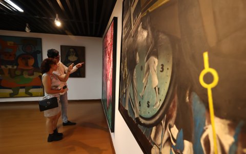 Previas. Dos personas admiran una de las obras que conforman esta exhibición que abre  desde este jueves y se extenderá por tres meses en otros dos museos locales.