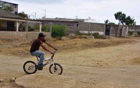 En las zonas donde las obras están inconclusas resulta difícil moverse. Hay trabas en cada tramo.