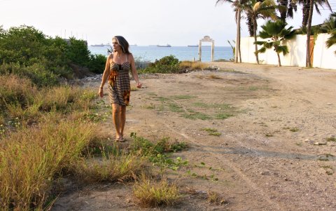 Hay zonas del balneario donde la maleza supera ya el metro y medio de altura. La comunodad exige limpieza y sanciones para los solares con dueños donde no se corta el monte.