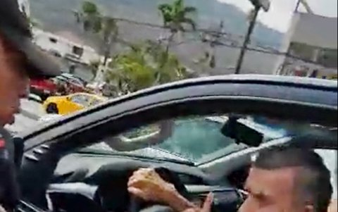 En el video se puede observar agentes de tránsito y policía, pero no se ven acciones fuertes de estos funcionarios.