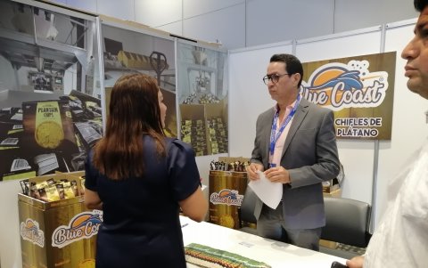 Exportador. Gian Carlo Cristiansen, gerente de Campeec, diversifica su oferta ofreciendo snacks de chifles.