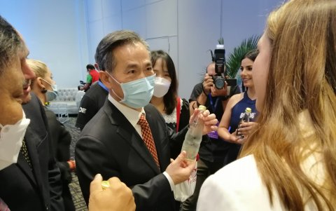 Ejecutivo. Ren Hongbin, presidente del Consejo Chino, en el stand de Güitig.