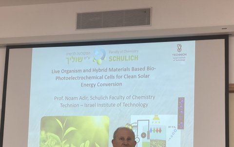 Haifa. El profesor Noam Adir, decano de la facultad de Química de Schulich (Technion), de Israel, durante la presentación de los resultados de la investigación.