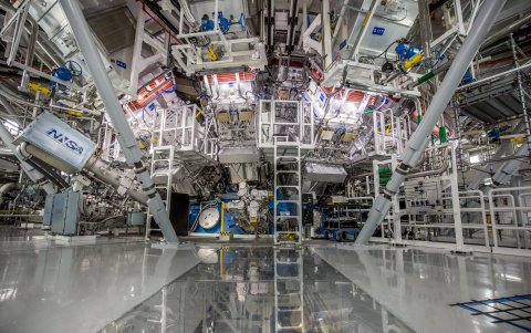 Parte del potentísimo sistema láser del LLNL, con la cámara central en la cual 192 rayos láser dispararon una energía de más de 2 millones de julios contra una minúscula bolita de combustible.