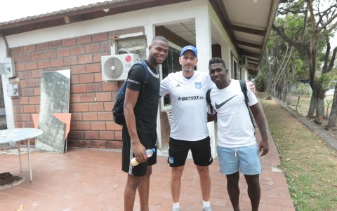 El nuevo entrenador azul junto al portero Jostyn MIna (i) y Javier Rodríguez (d).