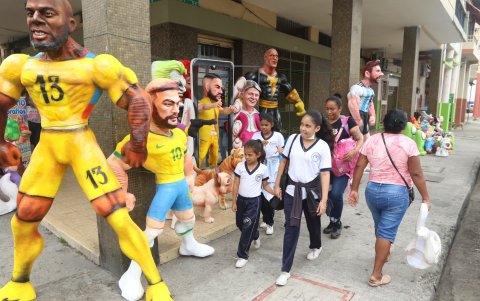 Monigotes. A lo largo de la calle 6 de Marzo se observa toda clase de muñecos que están a la venta. Los deportistas y los artistas, entre los más vendidos.