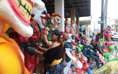 Las personas llegan para observar a los monigotes
