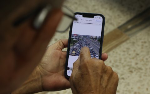 Entrevista. Zúñiga muestra videos al equipo de EXPRESO.