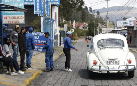 Oferta. Una mujer anuncia a viva voz los servicios que tiene un taller.