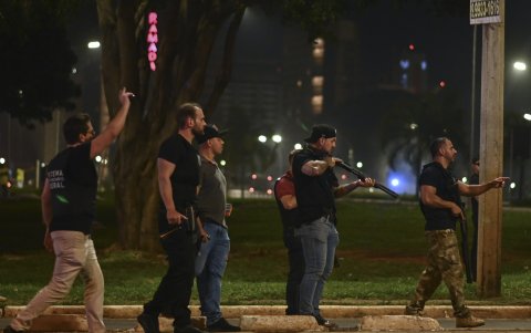 Policías intentan dispersar el pasado lunes una manifestación de seguidores del saliente presidente de Brasil, Jair Bolsonaro, en Brasilia (Brasil). /ANDRÉ BORGES