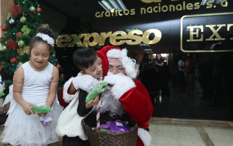 El tradicional Papá Noel compartió un momento con los niños.