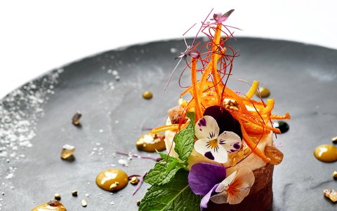 Postres con estética de boticario incluyen flores reales.