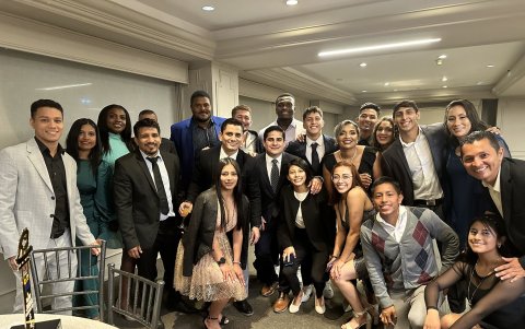 Los judocas galardonados en la premiación 2022, junto a entrenadores y dirigentes.