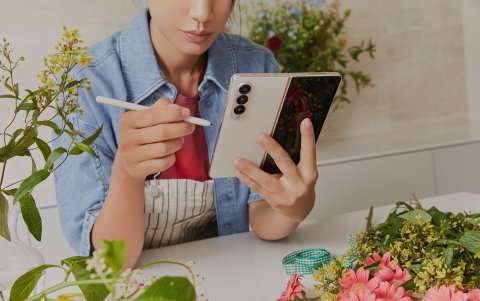 El Samsung Galaxy Z Fold 4 se abre y forma una especie de tablet con dos pantallas.