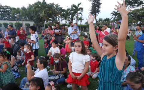 Show. Los niños compartieron con los personajes.