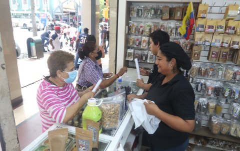 El Paraíso. En el momento de cocinar es clave la sazón, por eso los locales también ofrecen las especies por eso los loscales también ofrecen las especies que ayudan a resaltar el sabor del pavo.