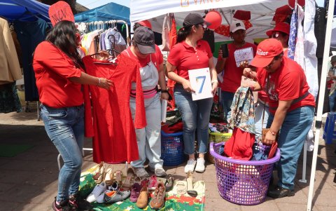 Ropa, zapatos y accesorios se rifaron en la feria navideña de los emprendedores de la ciudadela 9 de Octubre.