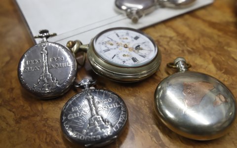 Dos de los relojes de bolsillo que tienen en su tapa la imagen en alto relieve de la Columna de los Próceres, que data de 1820.