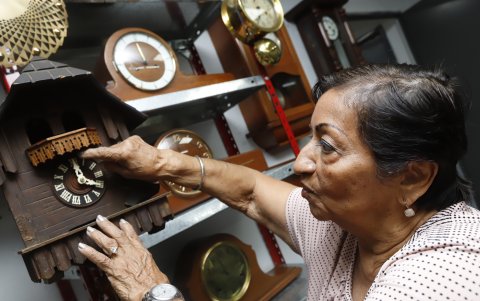 El tradicional reloj cucú es una de las piezas características de cuentos, historietas infantiles que destaca dentro del taller.