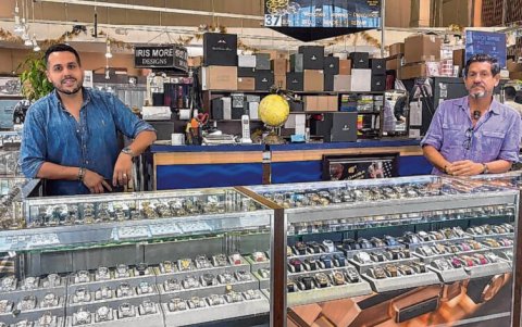 Karim Torres y su papá Félix, nieto y yerno de don Coello, en su relojería en Miami.