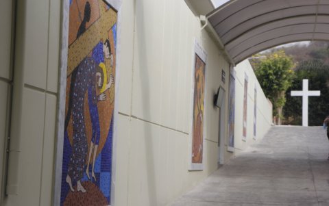 Panteón. La pared donde están los cuadros del viacrucis y los espacios donde puede escribir su nombre a cambio de una donación para la Junta de Beneficencia de Guayaquil.