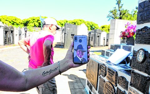 Mensajes de agradecimiento colman el muro exterior del mausoleo, con placas de países como Japón, Colombia, EE. UU. Puerto Rico, México y también de Ecuador.